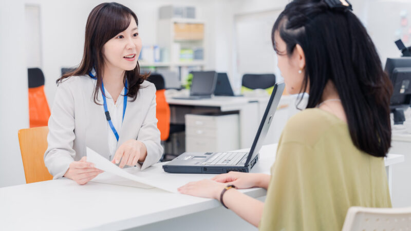 銀行融資に強い決算書について税理士と相談する経営者の打ち合わせ風景