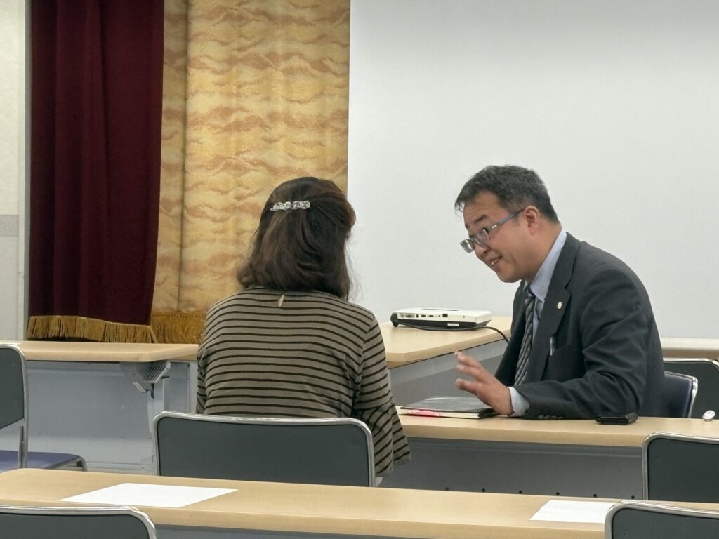 税理士が参加者に相続相談を行っている様子