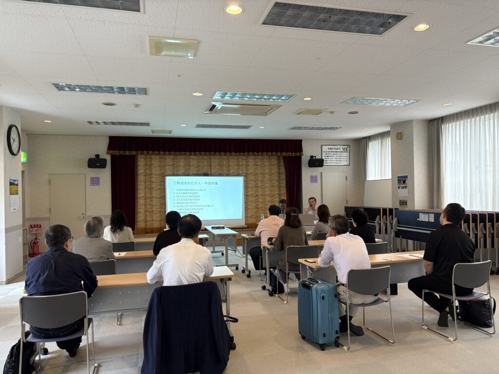 相続・遺言セミナーの講義を聴く参加者と会場の様子（札幌円山会館）